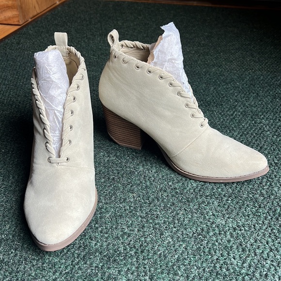 BEAST FASHION / cream suede bootie / 8.5 - Picture 2 of 7